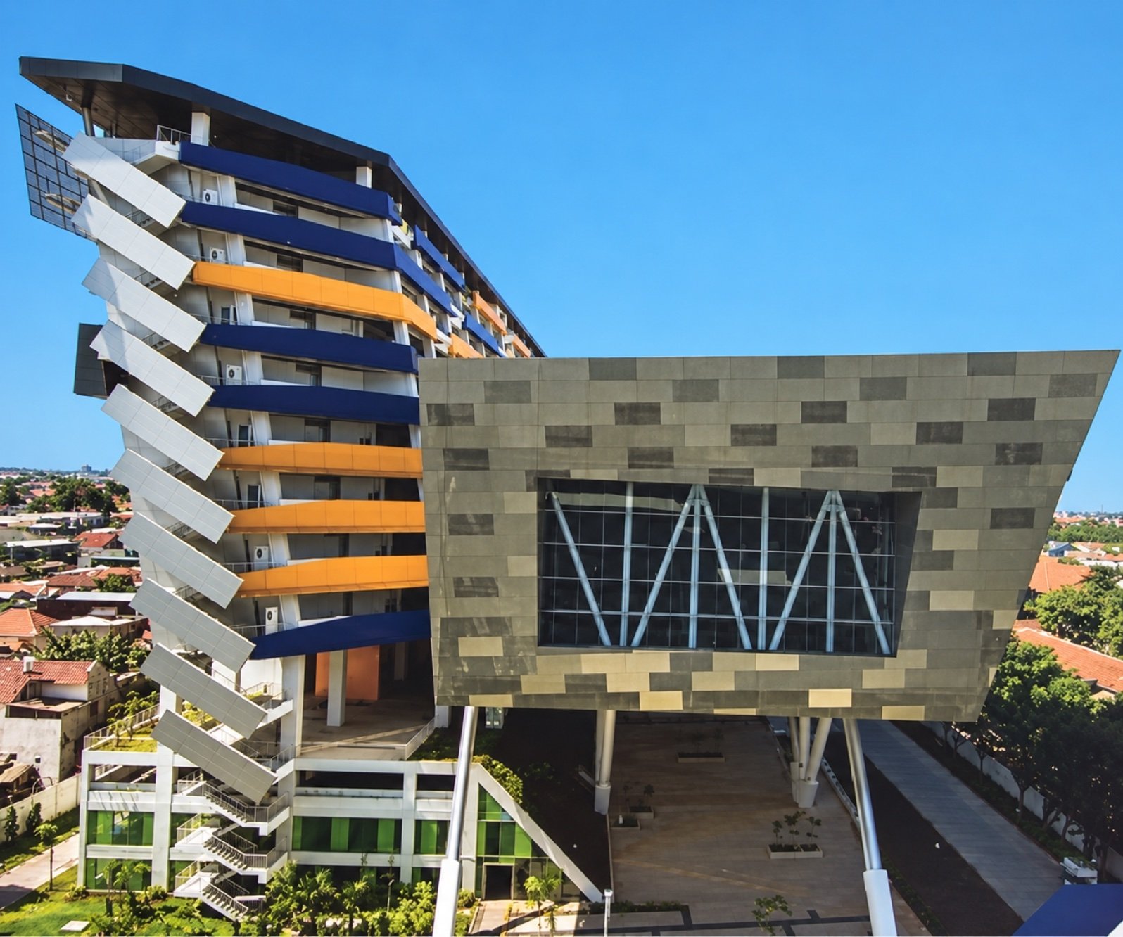Fasad Gedung Q Universitas Kristen Petra Surabaya yang dikerjakan SPS